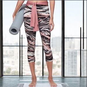 Lululemon Wunder Under Crop *Full-On Luxtreme 21"
Colour Splash Multi size 2